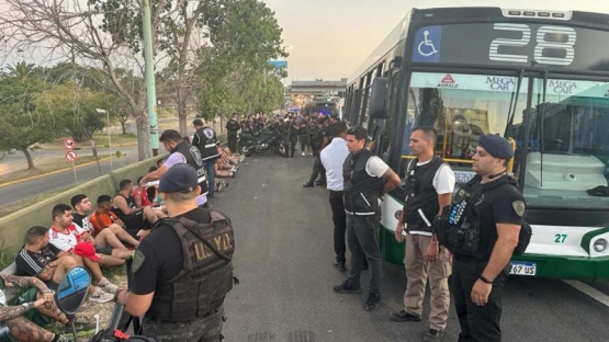 Treinta detenidos por enfrentamiento de dos facciones de la barra de River