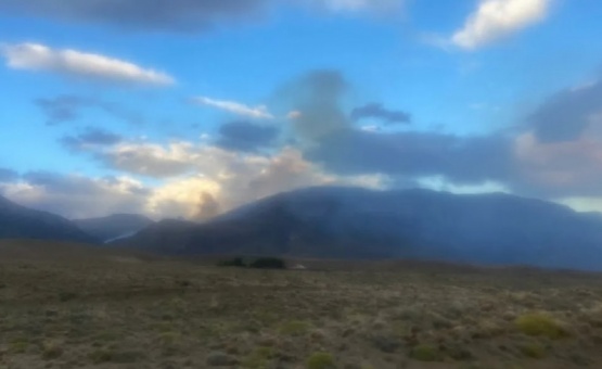El Chaltén: continúa el incendio en un área de campos