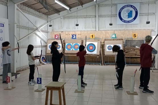 Los chicos terminaron tirando a una distancia de 15 metros. 