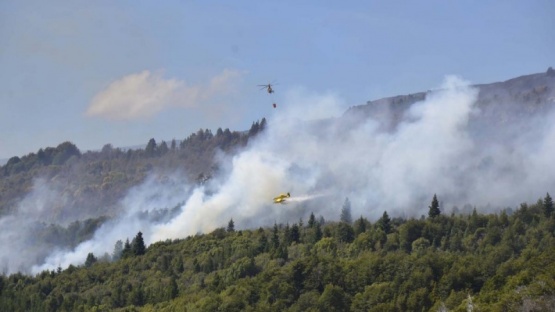 Un marcado incremento de los vientos complicó el operativo contra el incendio forestal