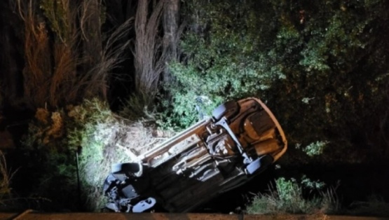 Vuelco en la Ruta 7 de Centenario: una pareja santacruceña fue rescatada de un barranco