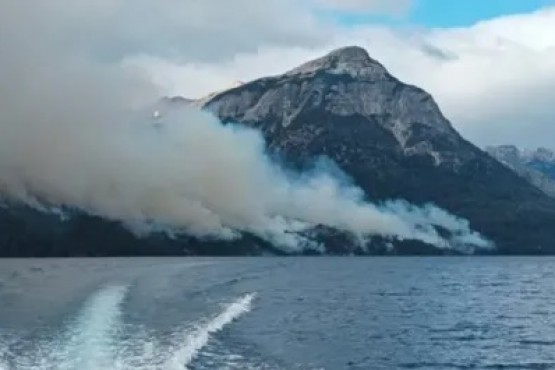 Bariloche tapada de humo por un nuevo incendio forestal