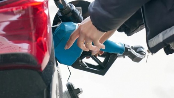 Las petroleras aumentarán de forma moderada los precios del combustible