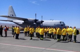 La Fuerza Aérea trasladó bomberos para combatir incendios en Esquel