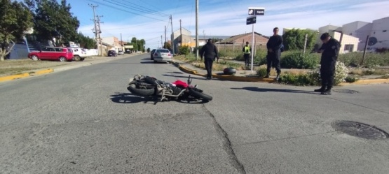 Un motociclista herido tras chocar