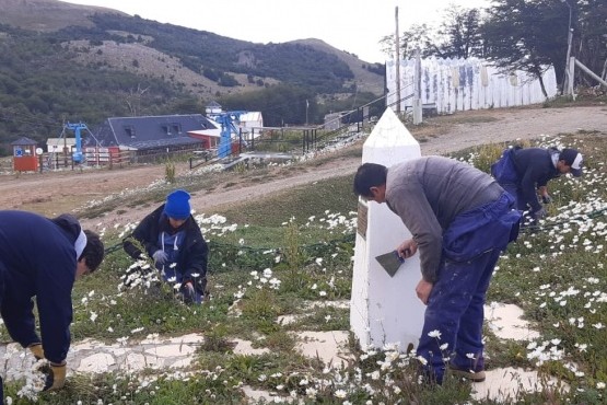 Trabajos de mantenimiento en el monumento al Gendarme Abraham Coronel