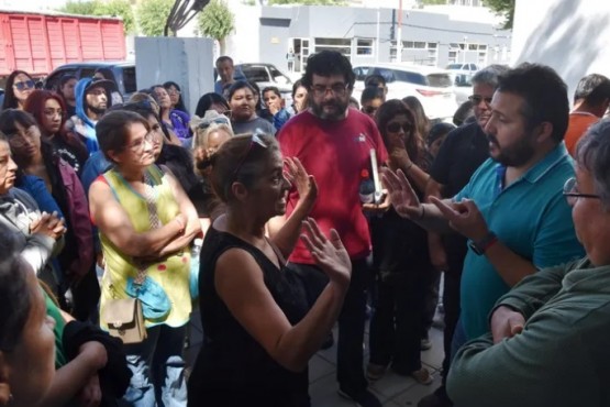 Masiva protesta de municipales a los que no se les renovó contrato 