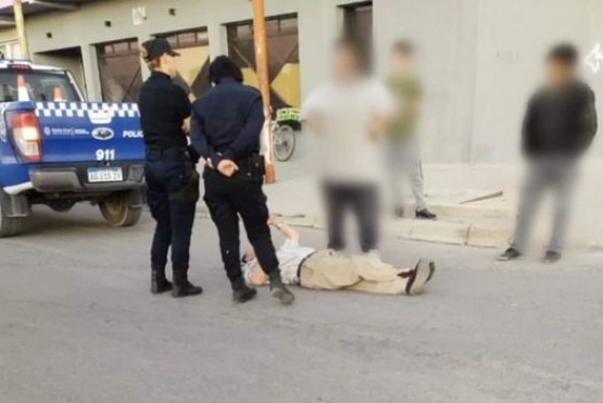 Policía auxilió a un hombre hallado inconsciente en la calle