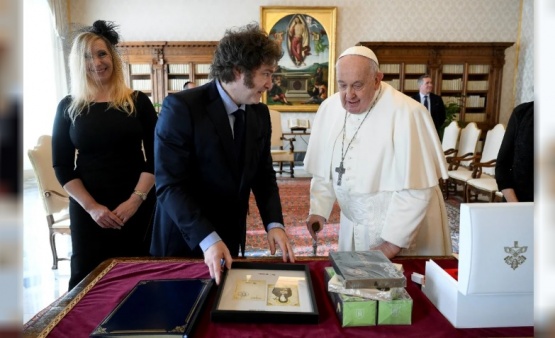 Los regalos que intercambiaron Milei y el papa Francisco durante la audiencia privada