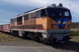 YCRT: una locomotora une Río Turbio con Punta Loyola