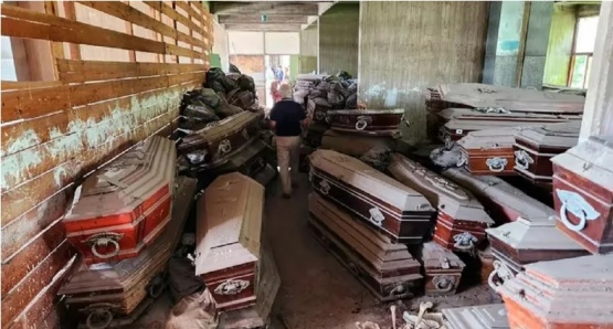 Encontraron 501 ataúdes y 200 bolsas con restos humanos en un cementerio