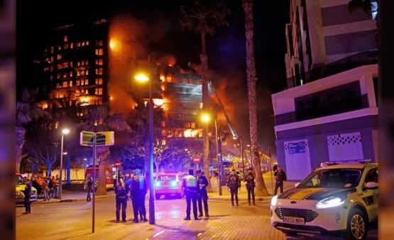 Al menos cuatro muertos y 14 heridos por incendio generalizado en dos edificios