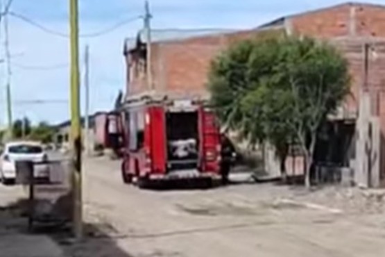 Bomberos sofocaron incendio sobre vivienda