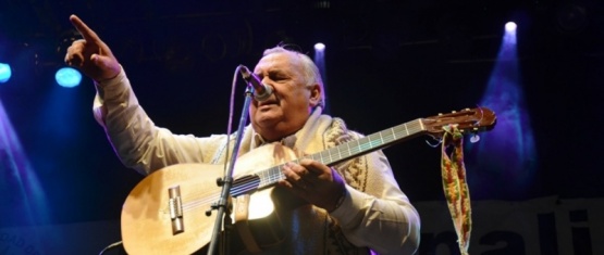 Hugo Giménez Agüero, el cantante de la Patagonia. 
