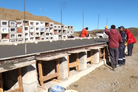 Avanza la construcción de nichos del cementerio local con recursos municipales