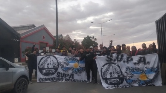 Trabajadores de la estiba cortan el ingreso al puerto de Comodoro