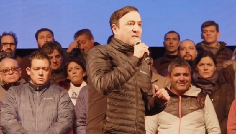 Pablo Grasso en el lanzamiento de campaña en Caleta Olivia. De fondo, Fernando Pérez y Cristian Ojeda, ahora diputados del oficialismo.