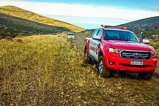 Bomberos auxiliaron a un auto encajado en el barro