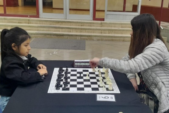 La joven ajedrecistas de nuestra ciudad ganó tres de las cinco partidas que disputó. 