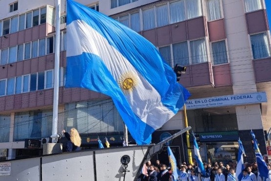 A pesar del viento, se llevó adelante el izamiento