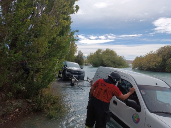 Crecida del río Santa Cruz dejó varios vehículos atrapados en el agua