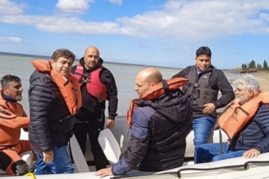 El gobernador, Claudio Vidal, participó de uno de los recorridos de exploración para buscar algas marinas. 