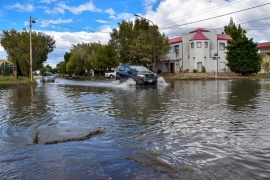 Persiste la inundación sobre calle Orkeke y Piedrabuena