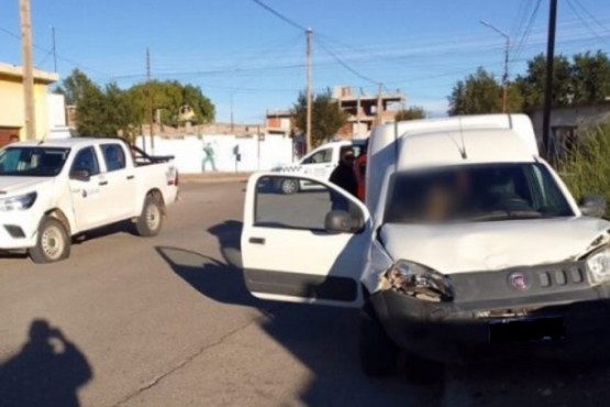 Una mujer en estado de ebriedad chocó contra una camioneta