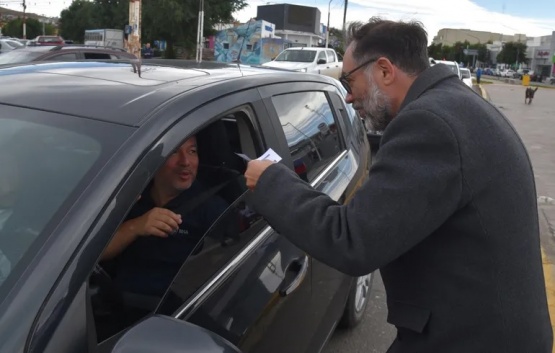 El decano de la Unidad Académica de Caleta Olivia de la UNPA, Claudio Fernández, entregó este jueves panfletos. (Foto El Patagónico)