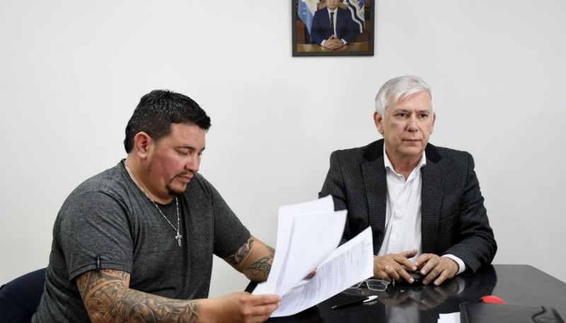 Rubén Crespo Subdelegado de la UOCRA y Julio Gutiérrez Ministro de Trabajo Foto: Gobierno de Santa Cruz 