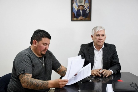 Rubén Crespo Subdelegado de la UOCRA y Julio Gutiérrez Ministro de Trabajo Foto: Gobierno de Santa Cruz 