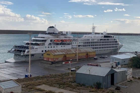 Luego de estar en Malvinas, el crucero Silver Wind desembarcó en Puerto Deseado