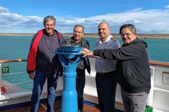 Pezzano junto al capitan y autoridades provinciales de turismo 