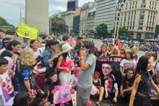 El club de fans de Furia se reunió en el Obelisco para festejar el cumpleaños de la participante