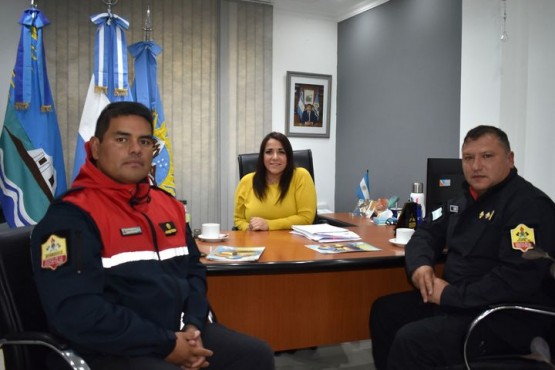 Analía Farías recibió al nuevo jefe de bomberos de Piedra Buena 