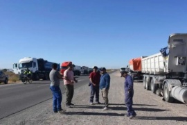 Tregua momentánea entre el gremio de Camioneros y directivos de YPF