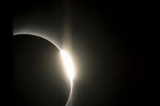 Un eclipse total de sol revoluciona a América del Norte