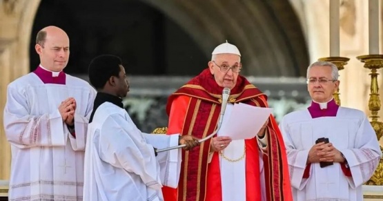 El papa Francisco encabezó la misa del Jueves Santo pese a sus problemas de salud