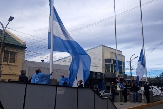 Pascuas y Malvinas en el izamiento dominical