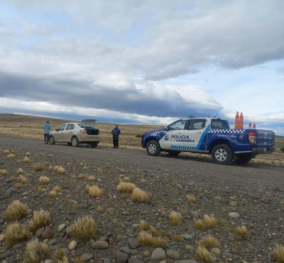 Policía asiste a una pareja brasileña con su rodado