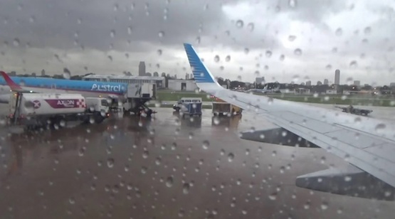 Demoras, cancelaciones y desvíos en Aeroparque, como consecuencia de la tormenta eléctrica