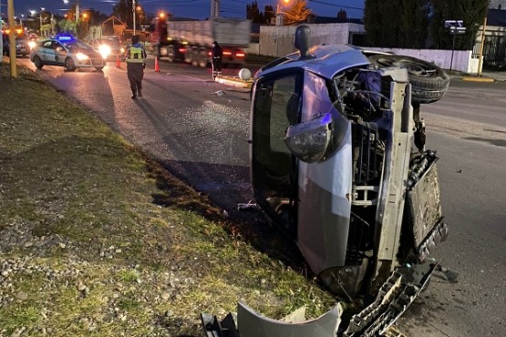 Siguen los accidentes viales en Río Gallegos: volcó a las 7 de la mañana en la avenida San Martín