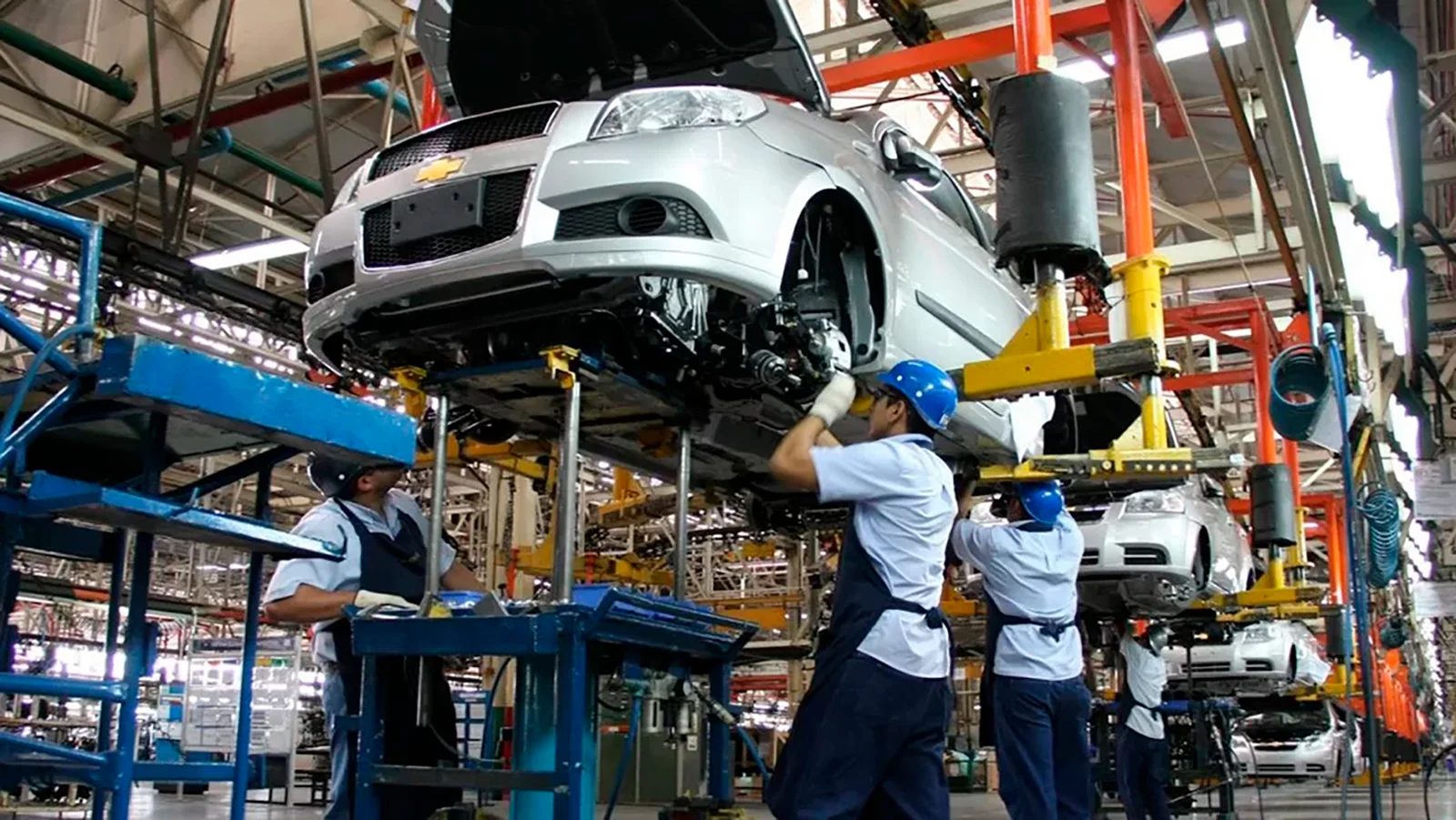 En marzo, la producción de vehículos 0 Km cayó casi 30%
