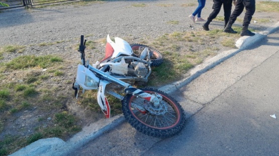 Un motociclista resultó con fracturas tras chocar