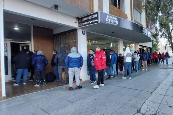 Despidos en las represas: largas filas en Río Gallegos para buscar los telegramas