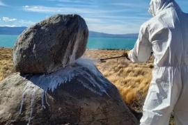 Alumnos limpiaron graffitis en la ruta camino al Parque Nacional Los Glaciares