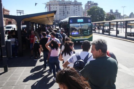 El Gobierno convocó a la UTA para tratar de levantar el paro de colectivos