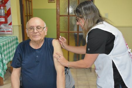 Se realizó jornada de vacunación en el Centro de jubilados Belgrano