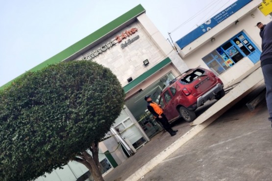Un vehículo terminó adentro de una farmacia