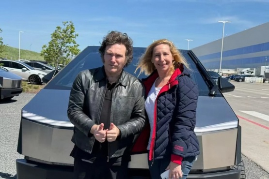 El Tesla Cybertruck que manejó Milei: características y precio de una pick-up futurista